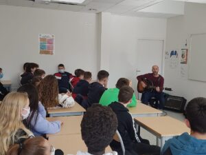 Lire la suite à propos de l’article Ateliers pour les 4ème du collège en présence du chanteur…
